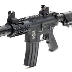 Rifle táctico negro con silenciador y cargador, listo para jugar airsoft.