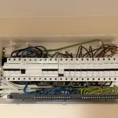 Rozdzielnica elektryczna z bezpiecznikami. Zastanawiasz się, jaki bezpiecznik do indukcji? Tutaj widzisz zabezpieczenia B16, B10, C20 i 40A.