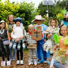 Dzieci prezentują stroje ekologiczne z recyklingu: z kubeczków, folii, butelek i gazet. Pomysł na to, jak zrobić strój ekologiczny.