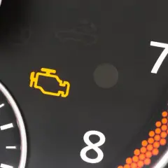 Kontrolka silnika świeci się na desce rozdzielczej Audi, sugerując błąd DTC P0301.