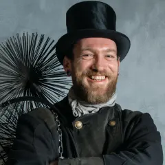 Glücklicher Schornsteinfeger mit Zylinder und Bürste. Ein Beispiel für eine Schornsteinfeger Rechnung.