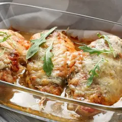 Pyszny gyros z kurczaka w sosie, zapieczony z serem i rukolą. Idealny przepis na obiad!