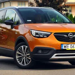 Pomarańczowy Opel Crossland z czarnym dachem, idealny do miasta. Sprawdź jego atrakcyjną opel crossland cena.
