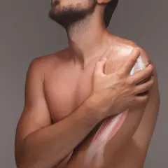 Homme tenant son épaule douloureuse, illustration des muscles du biceps. Comment soigner tendinite long biceps.