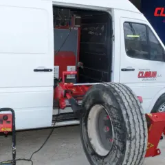 Furgoneta blanca con equipo para la reparacion de ruedas de coche. Neumáticos Clavijo, Zaragoza.