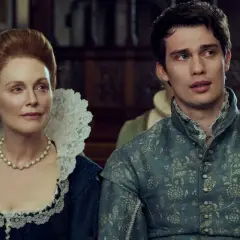 Mary i George w strojach z epoki, ona w perłach i koronkowym kołnierzu, on w ozdobnej kurtce.