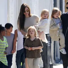 Brad Pitt niesie Knoxa Leona Jolie-Pitta, podczas gdy Angelina Jolie prowadzi pozostałe dzieci.