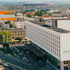 Widok na hotel Sofitel Victoria w Warszawie. W tle Stadion Narodowy i most. Hotel Victoria Warszawa historia.