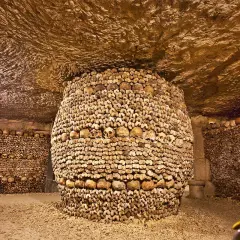 Wnętrze paryskich katakumb we Francji, gdzie ludzkie kości i czaszki tworzą imponujące, monumentalne formacje.
