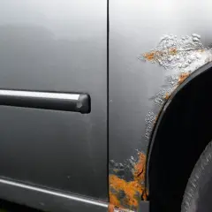 Rostfläckar på en bilskärm. Kanske dags för lite linolja rostskydd för att stoppa spridningen?