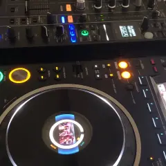 DJ set co to: Poznaj sekrety miksowania i sprzętu DJ-skiego
