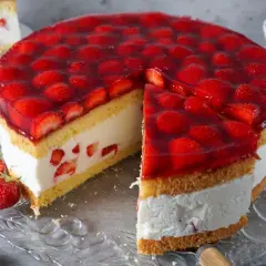 Saftige Erdbeertorte mit viel frischen Früchten und Sahne. Ein tolles Erdbeertorte Rezept für den Sommer.