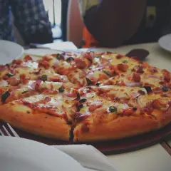 Pyszna, gorąca pizza z kurczakiem i cebulą, idealna do odgrzania. Smacznego!