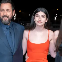 Adam Sandler z córkami Sadie i Sunny na czerwonym dywanie.