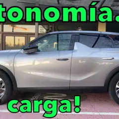 DS 3 Crossback E-Tense, un coche eléctrico plateado, cargando. Autonomía y carga, ¡listo para la aventura!