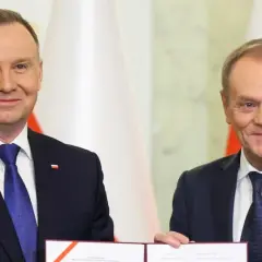 Prezydent Duda i premier Tusk pozują do zdjęcia z dokumentem. To może być moment, kiedy kończy się kadencja premiera Tuska.