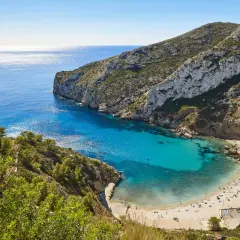 Una cala idílica con aguas turquesas, ideal para disfrutar de playas cerca de Valencia con poca gente. Un paraíso natural.