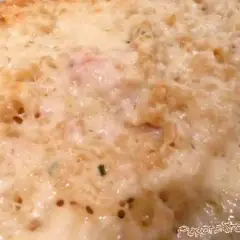 Un gratin de coquillettes au jambon, doré et gratiné, prêt à être dégusté.