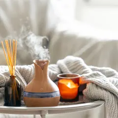 Difusor de aromas, velas y varillas para crear un ambiente acogedor y saber como hacer que huela bien la casa.