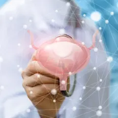Dłoń lekarza bada pęcherz, symbolizując diagnostykę nietrzymania moczu i poszukiwanie rozwiązań.