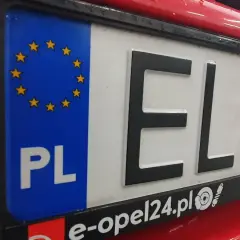 Tablica rejestracyjna EL 1 z symbolem UE i PL. Nowa ltm rejestracja gotowa do drogi.