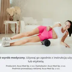 Kobieta wykonuje rolowanie po bieganiu na wałku do masażu.
