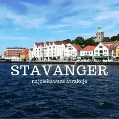 Widok na kolorowe domy nad wodą w Stavanger, z tekstem "STAVANGER najciekawsze atrakcje". Piękne fiordy Norwegii zachęcają do odkrywania.