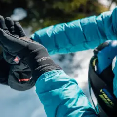Rękawiczki z technologią GORE-TEX INFINIUM chronią dłonie przed zimnem i wiatrem podczas zimowych aktywności.