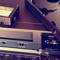 Kaseta VHS i magnetowid, gotowe do użycia jako program do zgrywania starych nagrań.