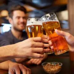 Trzech przyjaciół wznosi toast piwem. Zastanawiasz się, ile ml alkoholu ma piwo?