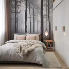 Gemütliches kleines Schlafzimmer einrichten mit Waldtapete, grauem Bett, Fell und weißem Kleiderschrank.