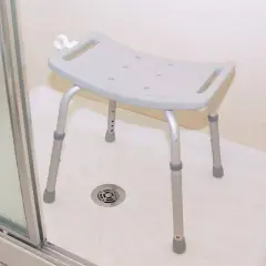 Ein Duschhocker, eine wichtige Duschhilfe für Senioren, steht in einer Duschkabine.