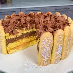 Una deliziosa zuppa inglese ricetta facile, con strati di pan di Spagna, crema pasticcera e cioccolato, decorata con savoiardi e riccioli di cioccolato.