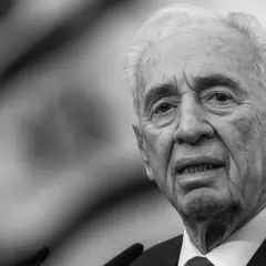Nahaufnahme von Shimon Peres, dem ehemaligen israelischen Präsidenten, mit Falten im Gesicht und grauem Haar.