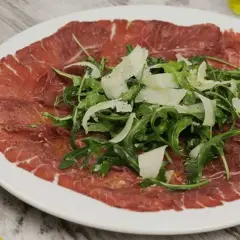 Carpaccio z wołowiny: przepis krok po kroku i sekrety mistrzów