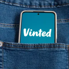 Smartfon z logo Vinted w tylnej kieszeni dżinsów. Chcesz wiedzieć, jak założyć konto na Vinted? To proste!