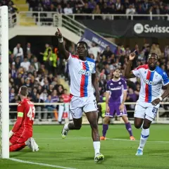 Piłkarz Crystal Palace świętuje bramkę. Kibice i zawodnicy w fioletowych strojach obserwują akcję. To może być zapowiedź przyszłych crystal palace transfery.