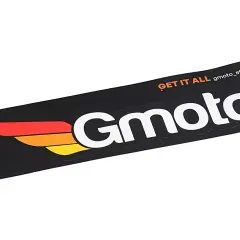 Czarna naklejka na skuter z białym napisem "Gmoto" i kolorowymi skrzydłami. Idealna do personalizacji Twojego pojazdu.