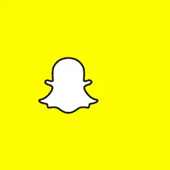Biały duszek Snapchata na żółtym tle. Dowiedz się, jak odzyskać dni na Snapie i nie stracić cennych wspomnień.