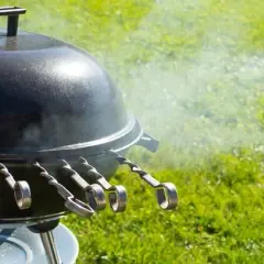 Jak rozpalić grilla? Poradnik krok po kroku (węgiel, gaz, prąd)