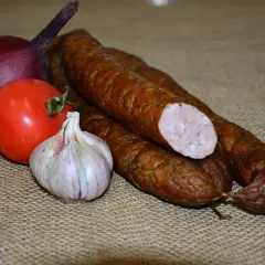 Wędzona kiełbasa, cebula, pomidor i czosnek. Idealne składniki, by zastanowić się, ile soli do kiełbasy dodać.