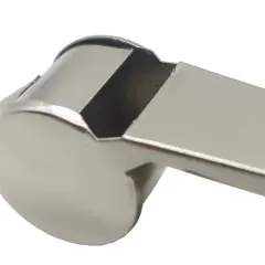 Metalowe gwizdki sędziowskie, gotowe do rozpoczęcia meczu.