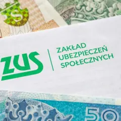 Koperta ZUS na tle polskich banknotów. Czy to zapowiedź wzrostu średniej emerytury w Polsce?