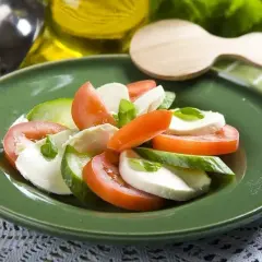 Najlepsze sosy do pomidorów z mozzarellą – odkryj smakowe połączenia