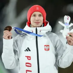 Polski sportowiec z brązowym medalem olimpijskim i maskotkami. To jego emerytura za medal olimpijski.