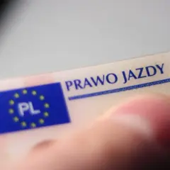 Zbliżenie na polskie prawo jazdy. Zastanawiasz się, ile trwa egzamin na prawo jazdy?