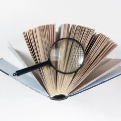 Otwarta księga z lupą, szukamy najdłuższe słowo po angielsku.