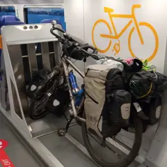 Rower w pociągu, gotowy na przygodę. Wygodne siedzenia i miejsce dla pasażerów z bagażem.