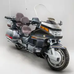 Szary motocykl Honda Goldwing 1500, idealny na długie trasy. Zastanawiasz się nad honda goldwing 1500 spalanie?
