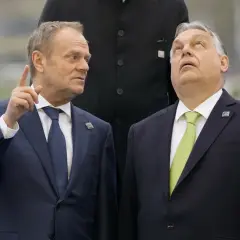 Tusk w Budapeszcie wskazuje palcem, podczas gdy Orbán patrzy w górę.
